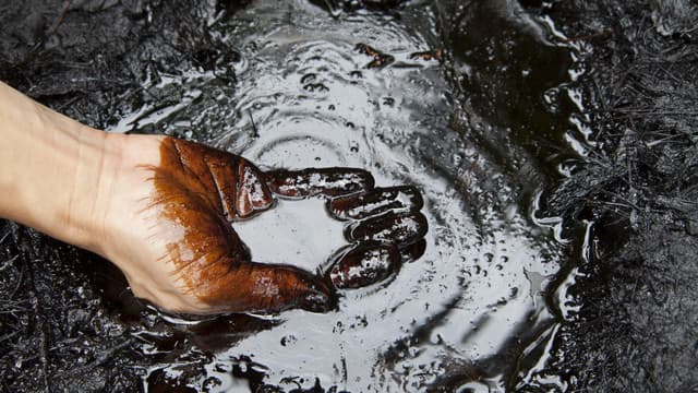 Ketika Harga Minyak Melonjak Gila-Gilaan: Apa yang Sebenarnya Terjadi di Balik Layar?