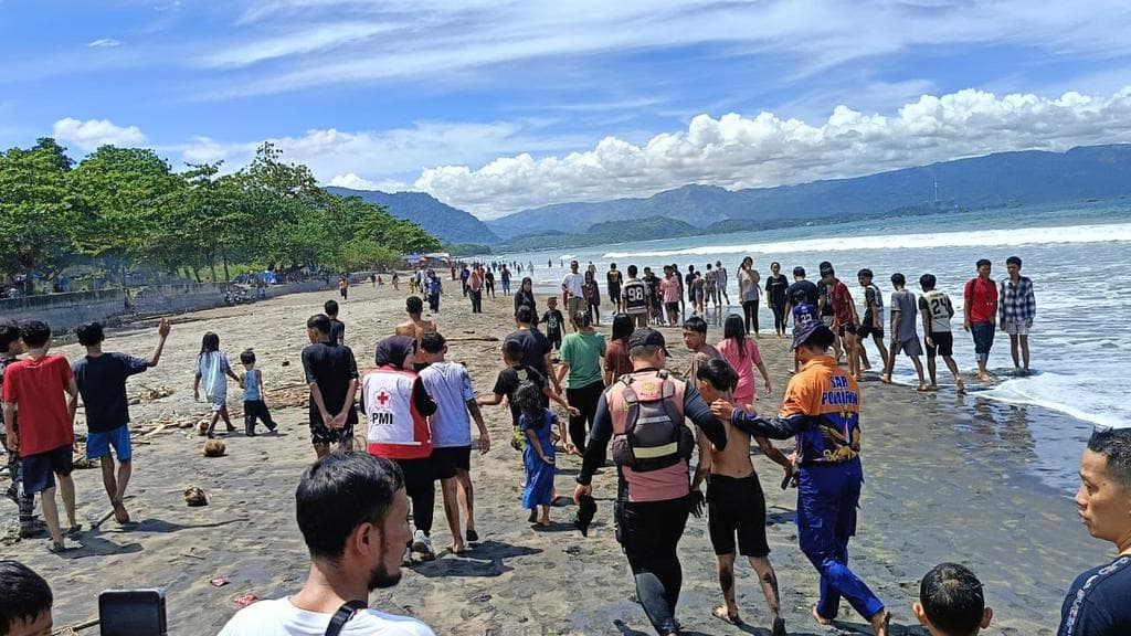 Hampir Berakhir Tragis: Kisah Nyata Tiga Remaja yang Diselamatkan dari Cengkeraman Arus Pantai Sukabumi