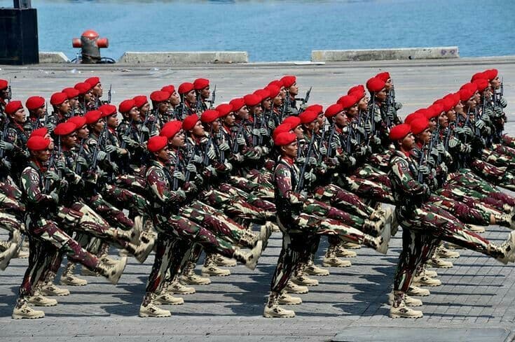 Ketika Dunia Menyatu, Bagaimana Militer Tetap Relevan? Transformasi di Tengah Arus Global