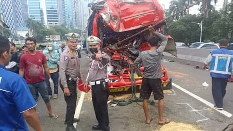 Simfoni Benturan di Senja Ibu Kota: Saat Laju dan Jarak Menari dalam Kecelakaan Beruntun
