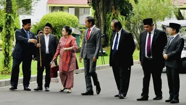 Simfoni Kekuasaan di Panggung Nusantara: Ketika Demokrasi Menari di Antara Tenda Besar dan Harapan