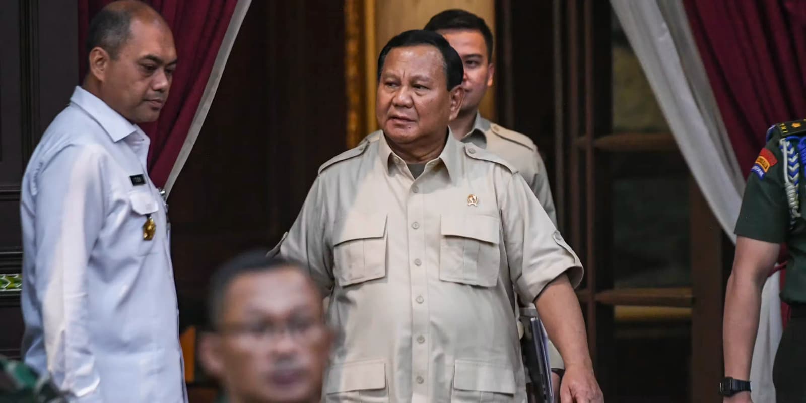 Simfoni Kekuasaan: Ketika Ideologi Larut dalam Pelukan Pragmatisme