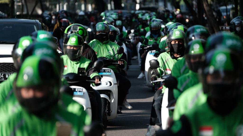 Lebaran di Terminal: Kisah Haru Driver Ojol yang Akhirnya Bisa Pulang Kampung Gratis